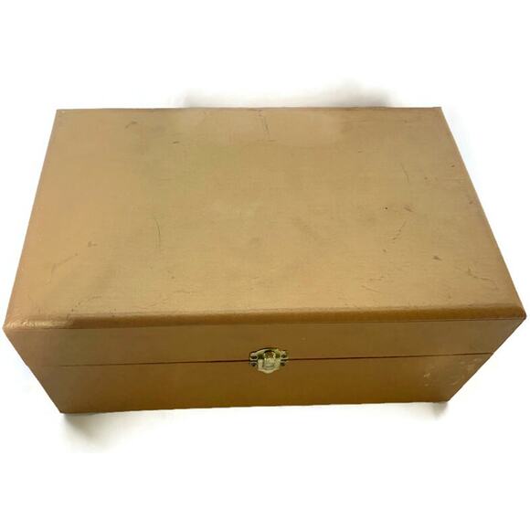 Camel Family Figurines Set of Three Pieces With Storage Box - Picture 8 of 16